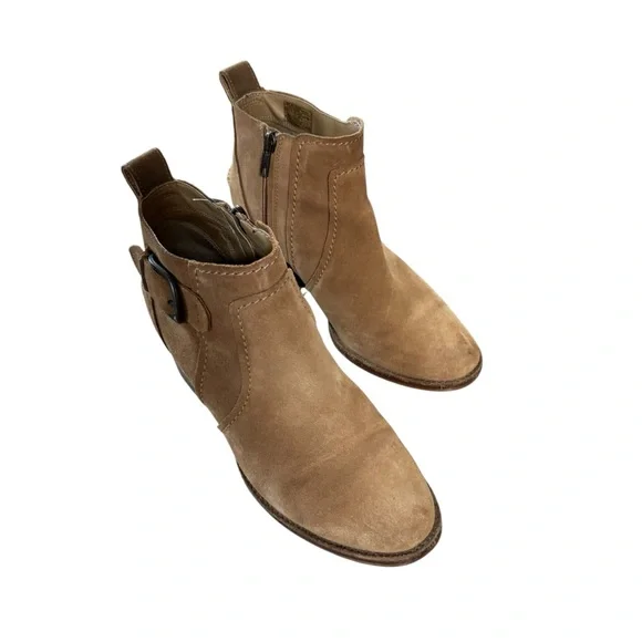 Women’s UGG Size 9 Suede Camel Colored Leahy Booties w Side Zip & Buckle - Picture 1 of 10